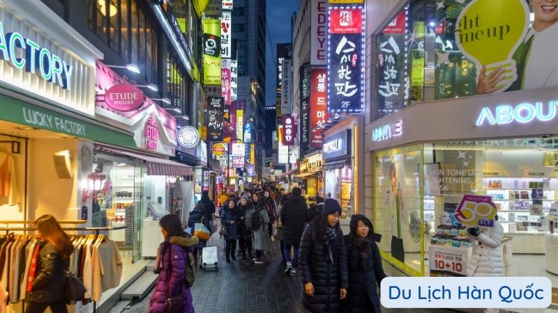 Chợ đêm Hàn Quốc - Các cửa hàng bán quần áo và mỹ phẩm ở chợ Myeongdong