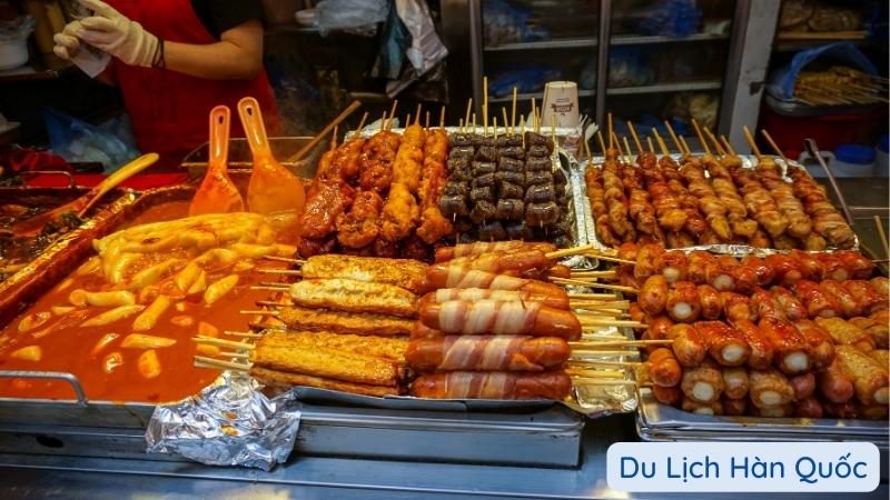 Chợ đêm Hàn Quốc - Các món ăn Hàn Quốc hấp dẫn được bày bán ở chợ đêm Myeongdong