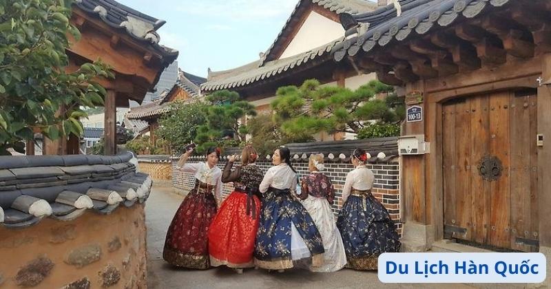Du lịch Jeonju - du khách mặc Hanbok ở
